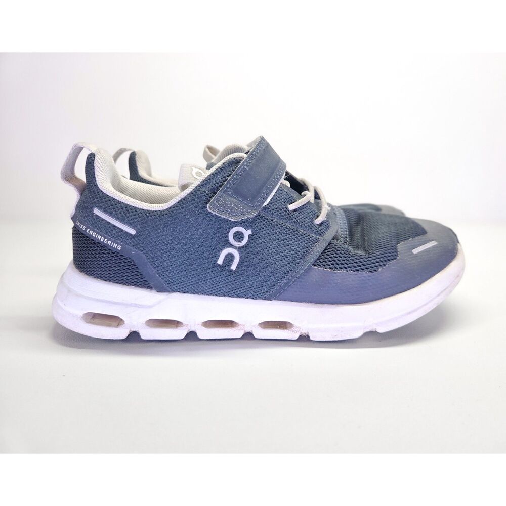 On Cloud Play Kids Sneakers Navy White Size 2.5K / EU 34 Used